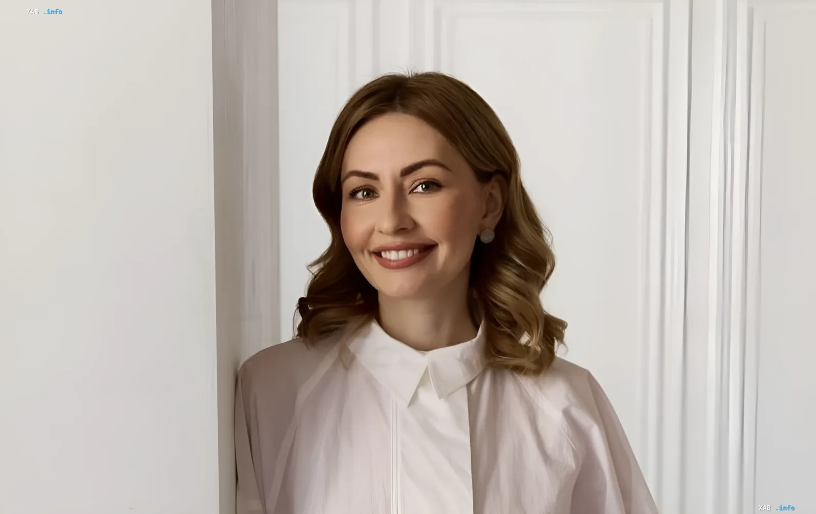 Гастроэнтеролог улыбается, представляя эксперта по здоровью кишечника в статье о скрытых врагах пищеварения