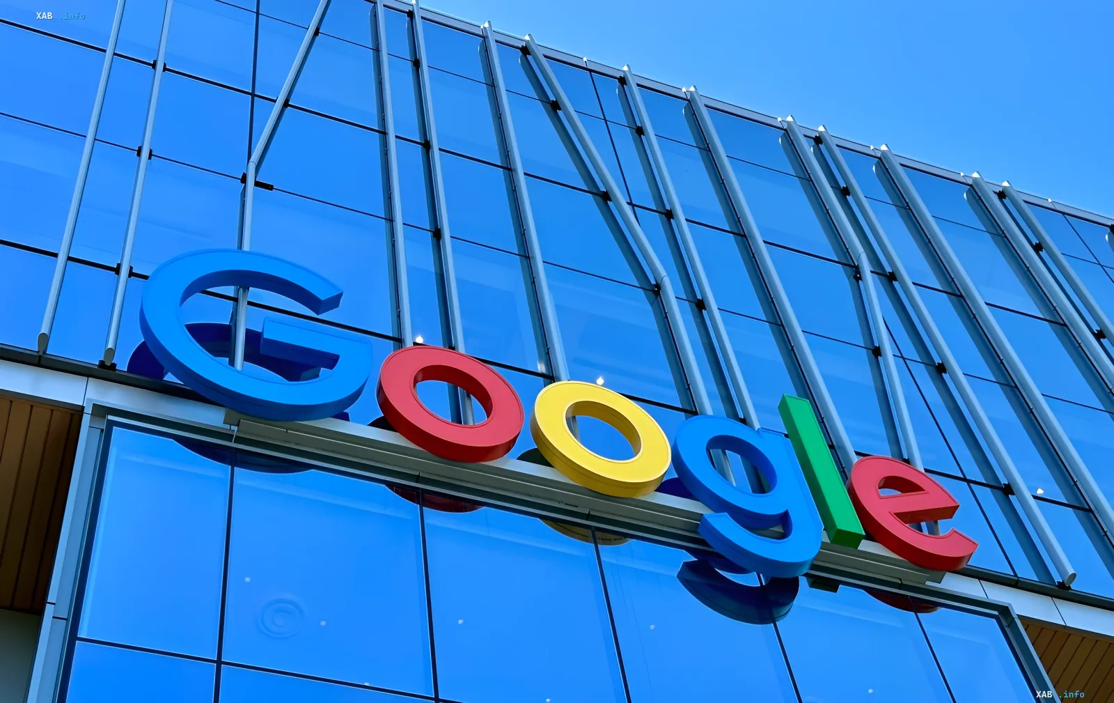 Логотип Google на фасаде здания: компания отменила мобильное приложение AI Studio спустя несколько месяцев после анонса