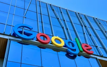 Логотип Google на фасаде здания: компания отменила мобильное приложение AI Studio спустя несколько месяцев после анонса