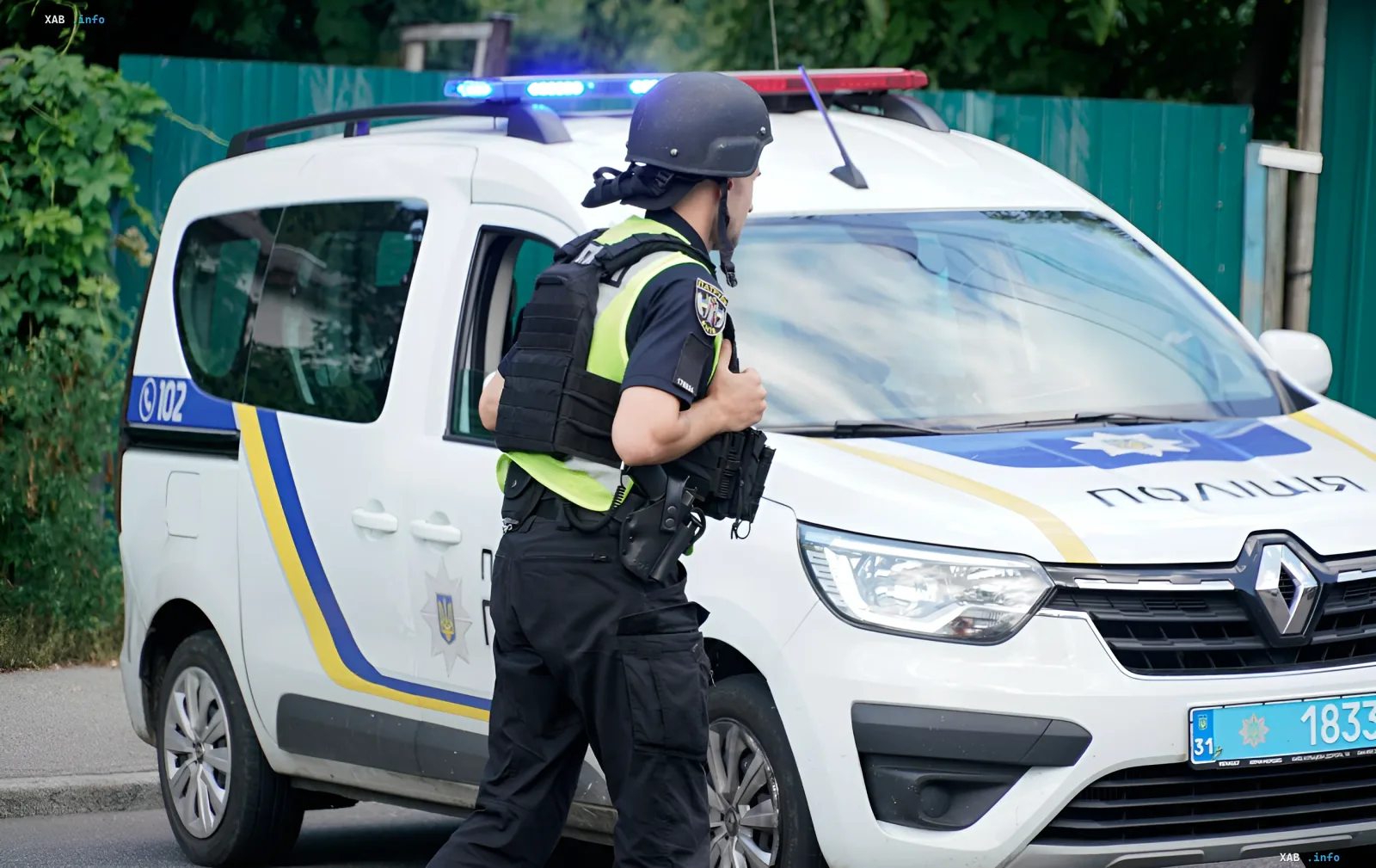 Полицейский у патрульного автомобиля в Подольске после инцидента с гранатой и ранением подростка