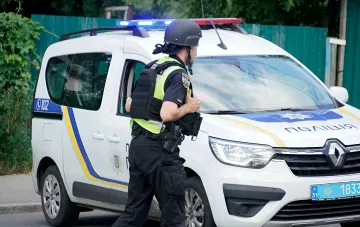 Полицейский у патрульного автомобиля в Подольске после инцидента с гранатой и ранением подростка
