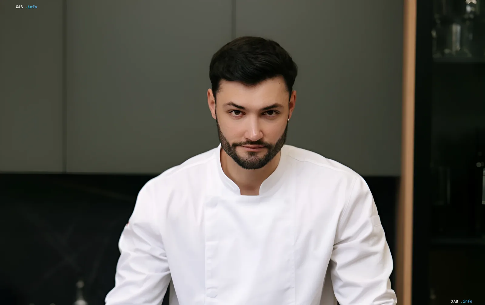 Шеф-повар Александр Огородник в белом кителе смотрит в камеру, представляя рецепты охлаждающих супов для жары
