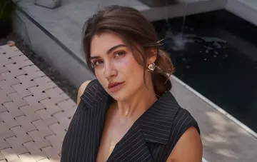 Katja Olos in einem stilvollen Blazer: wie das Scheitern beim Casting für „Frauenviertel“ zum Karriere-Durchbruch führte