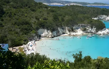 Glyfada Beach on Corfu: emerald waters, white cliffs and lush greenery — the perfect spot to relax on Greece’s greenest island