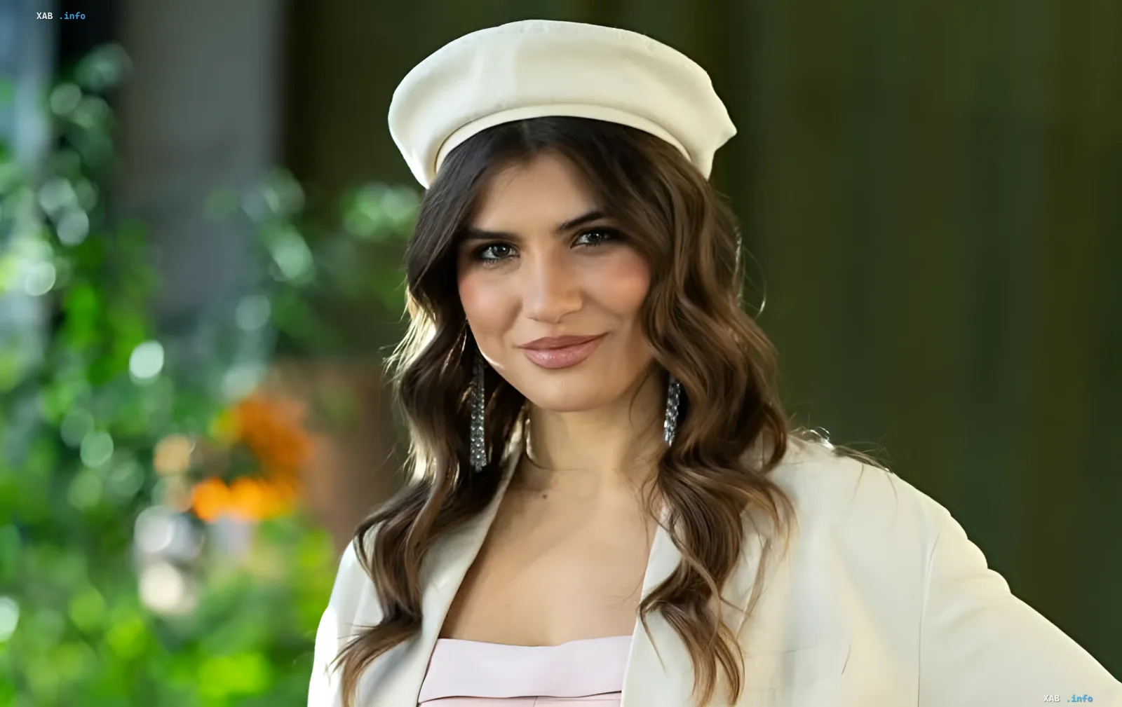 Ukrainische Schauspielerin Katja Olos in weißem Baskenmütze und Blazer, strahlend gesund nach Überwindung einer Autoimmunerkrankung ohne Hormone
