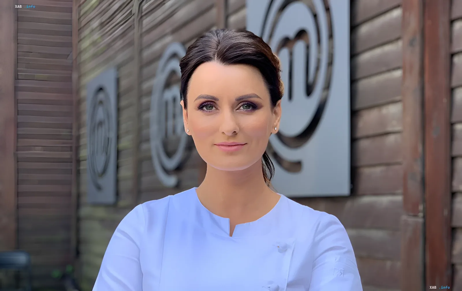 Шеф-кондитер Лиза Глинская в белом фартуке на фоне логотипа MasterChef, представляет три летних рецепта десертов с малиной