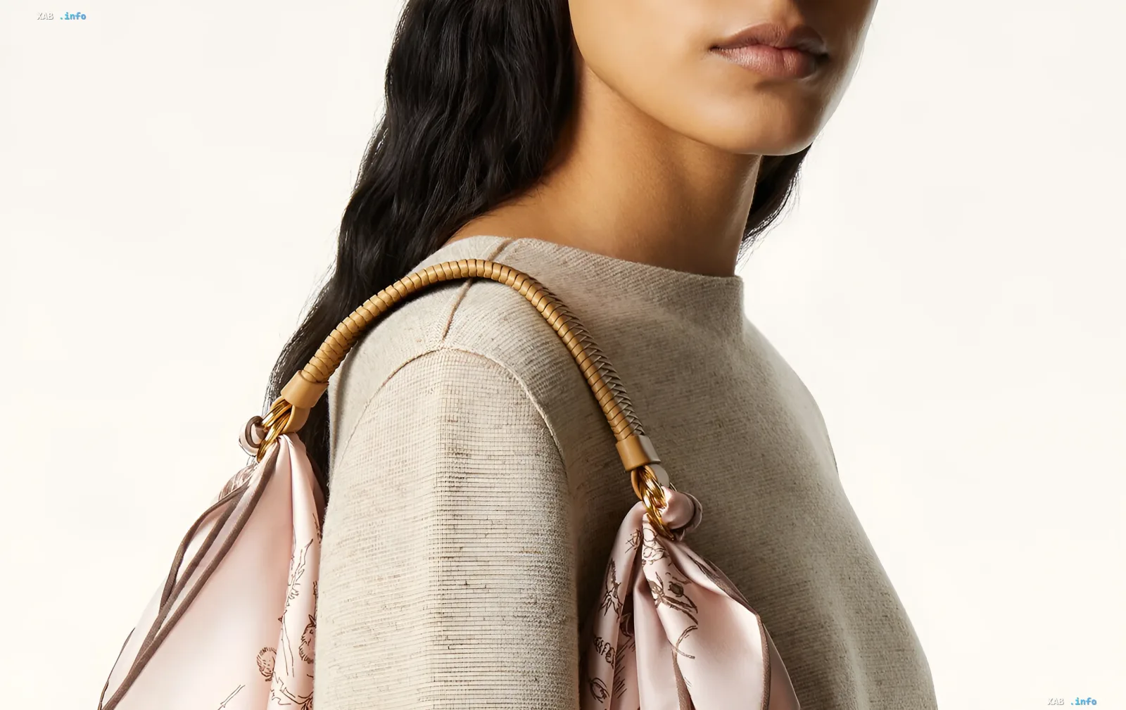 Model mit Loro Piana Foulard Handle Tasche: elegantes Tuch, verwandelt in Accessoire mit goldenem Griff