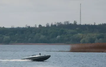 Украинский беспилотный катер «Магур» в действии на воде, символизирующий новую эру морского боя с использованием FPV-дронов