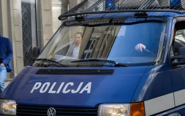 Польская полицейская машина Volkswagen с надписью POLICJA на фоне инцидента в Кожухове