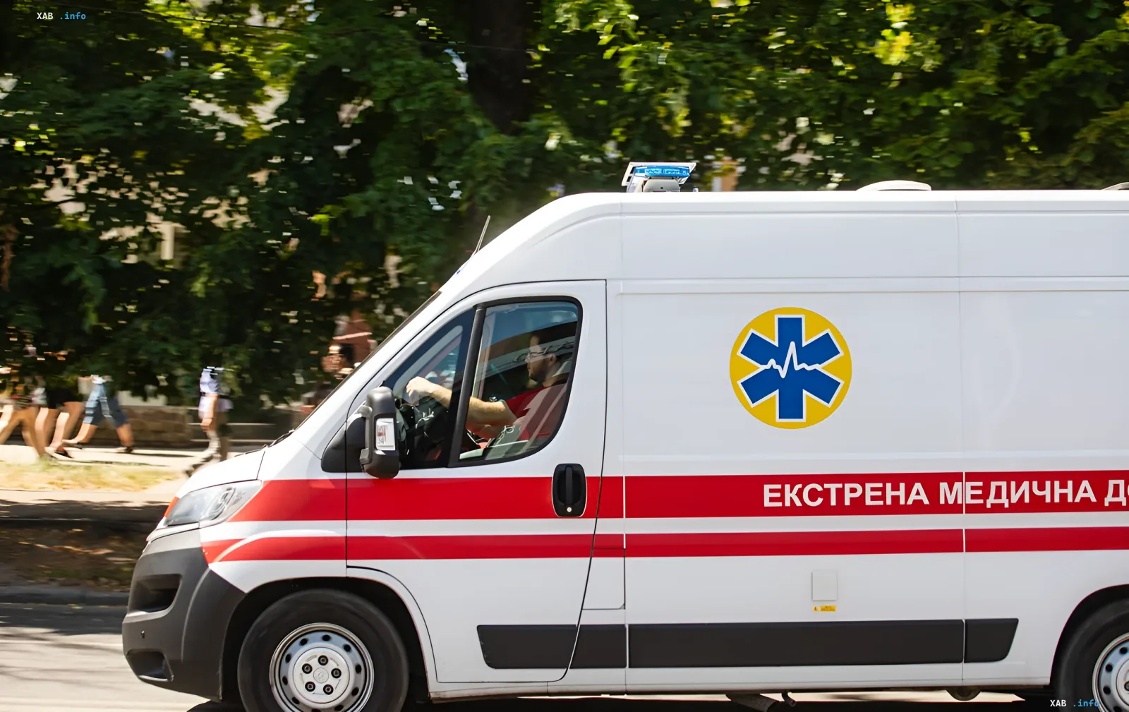Скорая помощь в Одессе после российской атаки: машина экстренной медицинской службы на фоне движения, символизирующая срочную помощь пострадавшим детям и взрослым