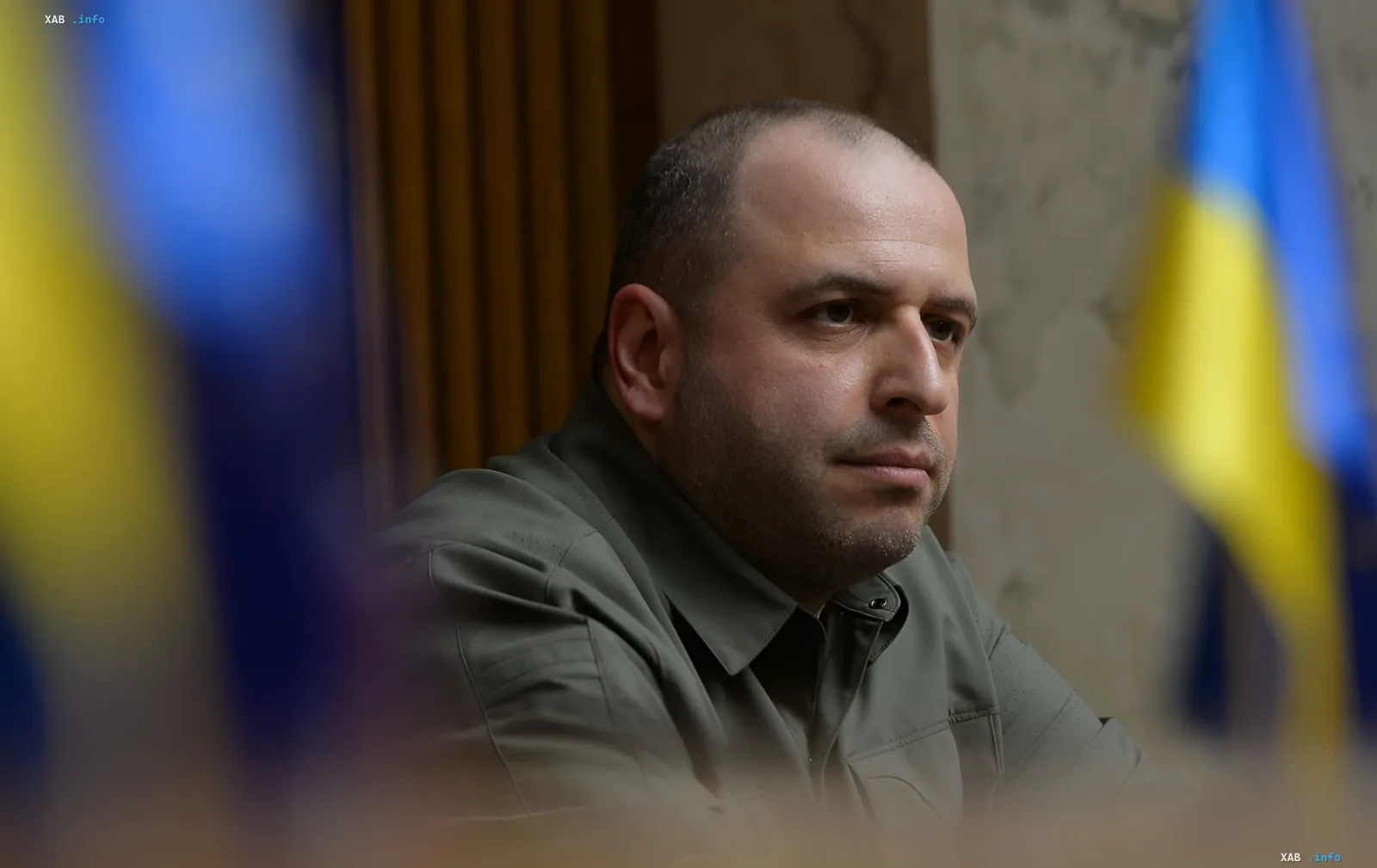 Рустем Умеров, новый глава СВР Украины, в военной форме на фоне украинских флагов
