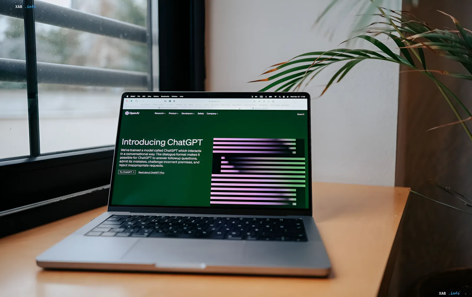 Laptop mit geöffnetem OpenAI-Webseite, auf der ChatGPT vorgestellt wird — der Prototyp zukünftiger „lebender“ sprachgesteuerter Geräte von Jony Ive