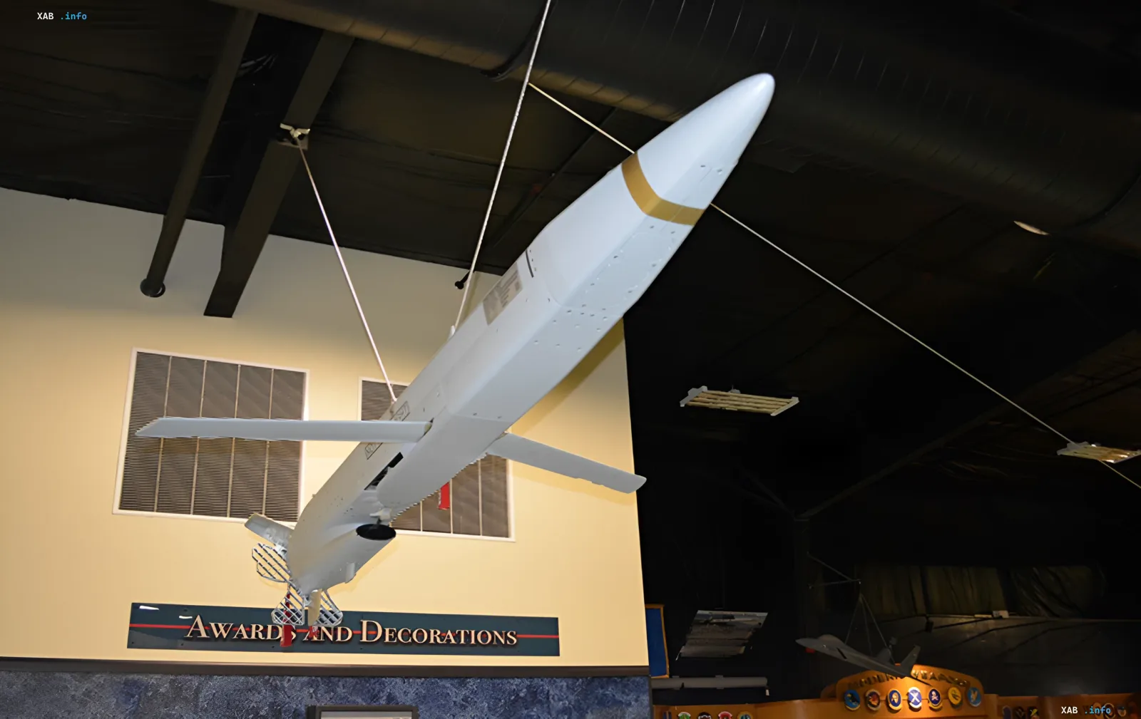Макет ракеты-приманки Raytheon, подвешенный в музее, демонстрирующий технологию обмана ПВО