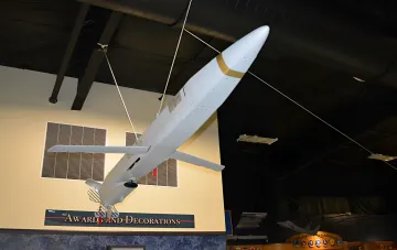Макет ракеты-приманки Raytheon, подвешенный в музее, демонстрирующий технологию обмана ПВО