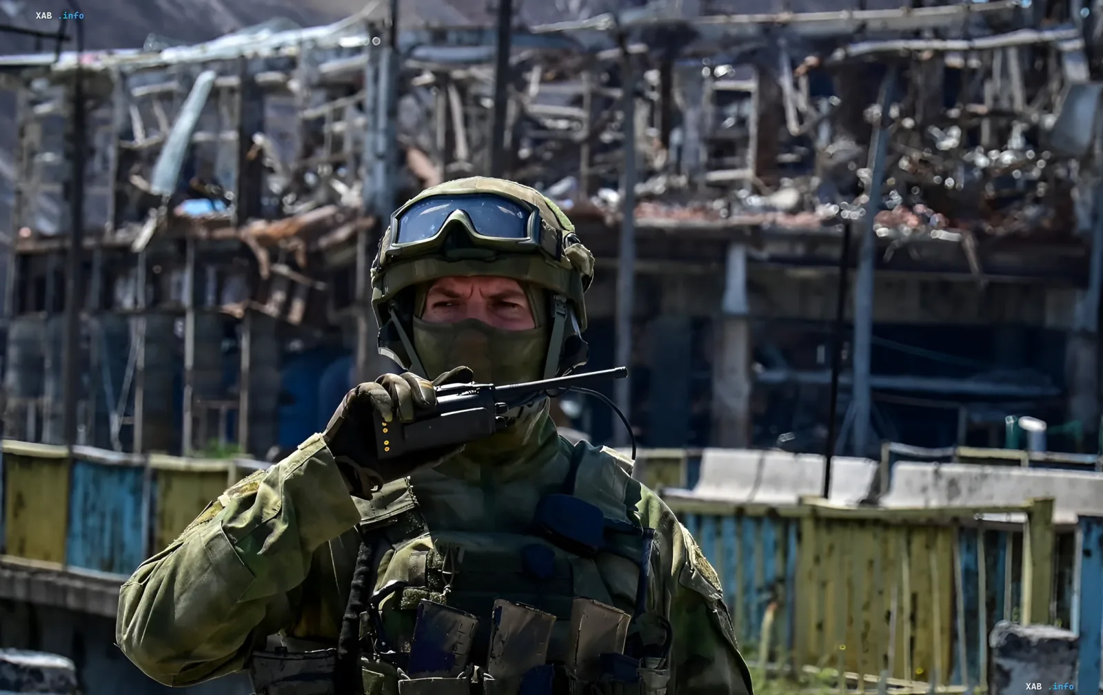 Российский военный в защитной экипировке на фоне разрушенной инфраструктуры, иллюстрирующий напряженность в Донбассе и риск потери Константиновки