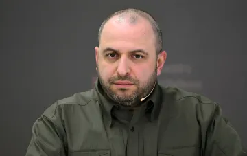 Рустем Умеров, новый глава Службы внешней разведки Украины, на фоне официального мероприятия