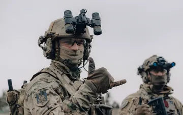 Украинские военные в камуфляже с ночными прицелами на шлемах, один из них указывает пальцем — символ координации операций СБУ против российской инфраструктуры и диверсантов в Одессе