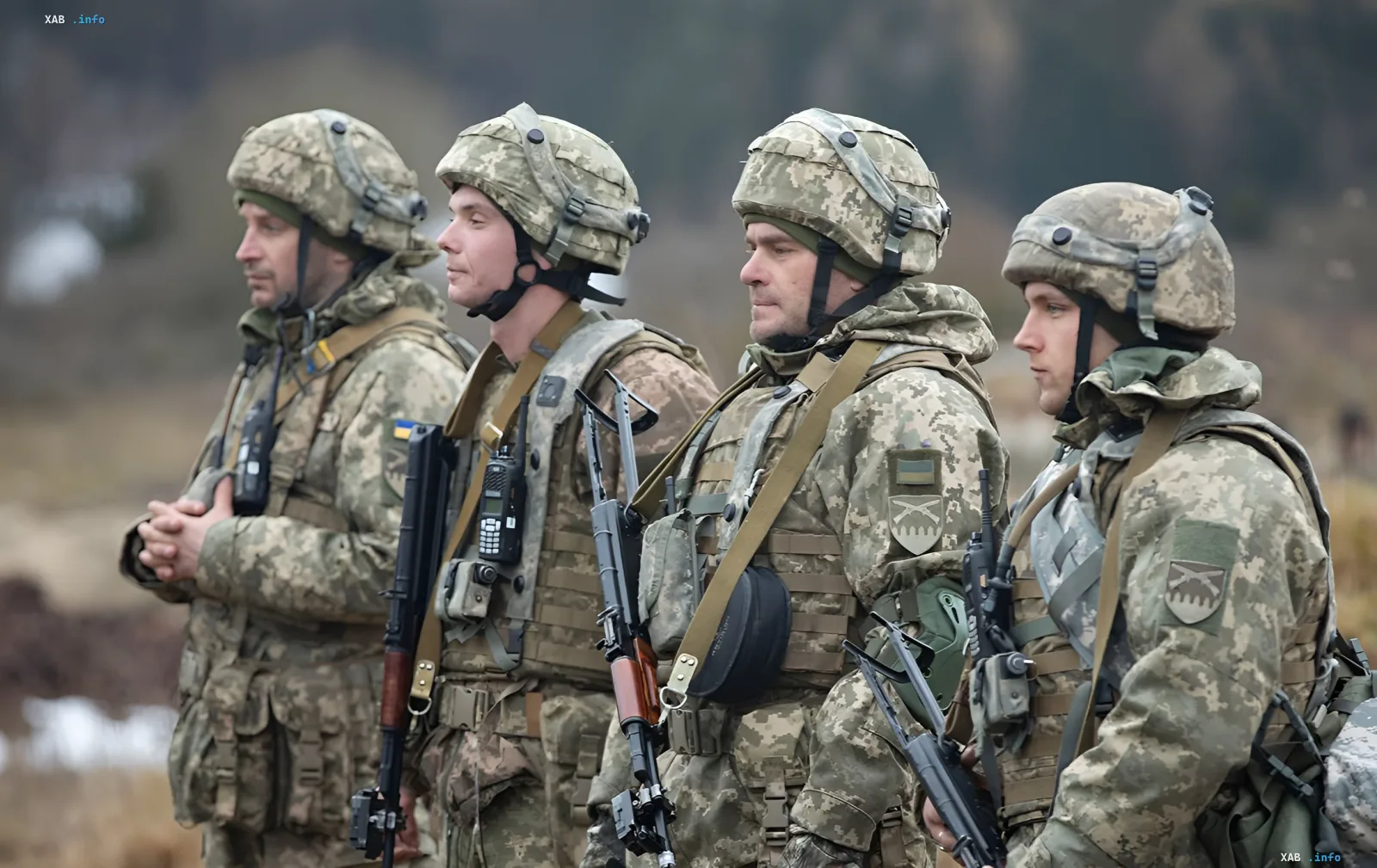 Украинские военнослужащие в камуфляжной форме и шлемах стоят в строю, готовые к выполнению боевых задач в районе Славянска и Константиновки