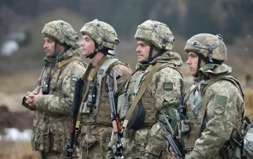 Украинские военнослужащие в камуфляжной форме и шлемах стоят в строю, готовые к выполнению боевых задач в районе Славянска и Константиновки