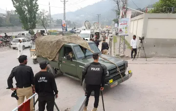 Polizei und Militär patrouillieren nach einer Selbstmordattentäter-Explosion im Swat-Tal, bei der 14 Menschen starben
