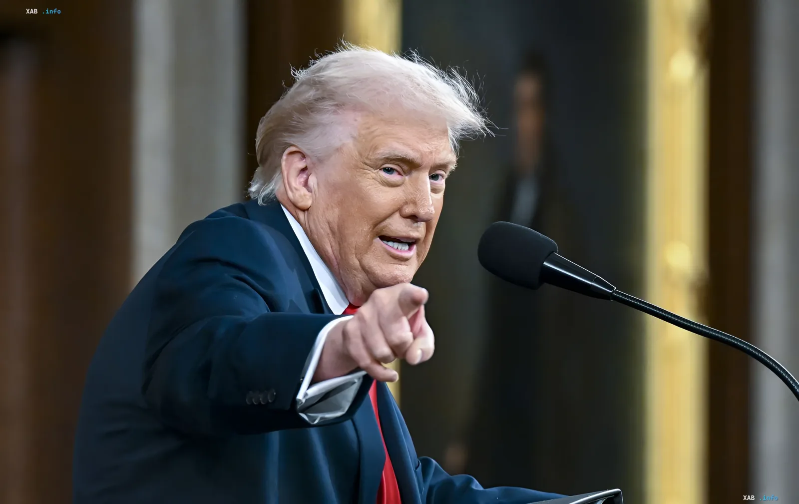 Дональд Трамп выступает с речью, указывая пальцем, обвиняя Иран в двуличности и обещая полную блокаду