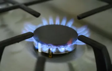 Голубое пламя горелки газовой плиты, символизирующее бытовое потребление газа в Украине в августе 2026 года