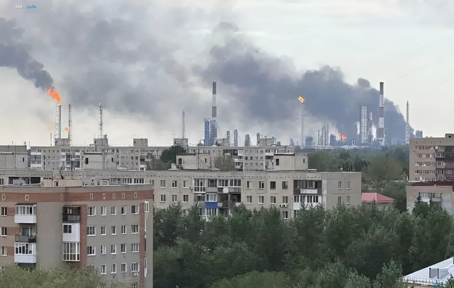 Пожежа на нафтопереробному заводі з густим чорним димом на фоні житлових будинків, що ілюструє удари по паливній системі Росії