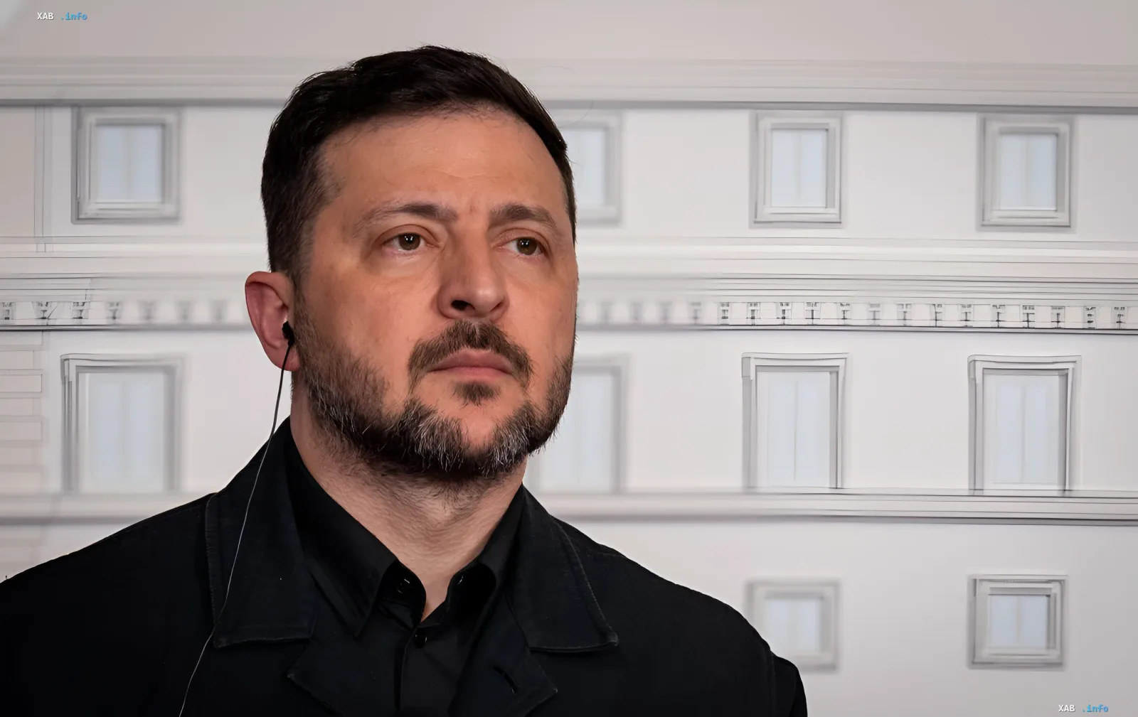 Президент Украины Владимир Зеленский на фоне здания, обсуждающий оборонную стратегию и формат Drone Deals