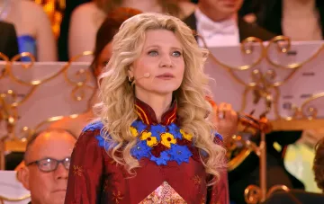 Ukrainische Sängerin Anna Reker in einem roten Kleid mit Blumenmuster auf der Bühne bei Andre Rieu Konzert in den Niederlanden, bewegt das Publikum mit ihrer Darbietung