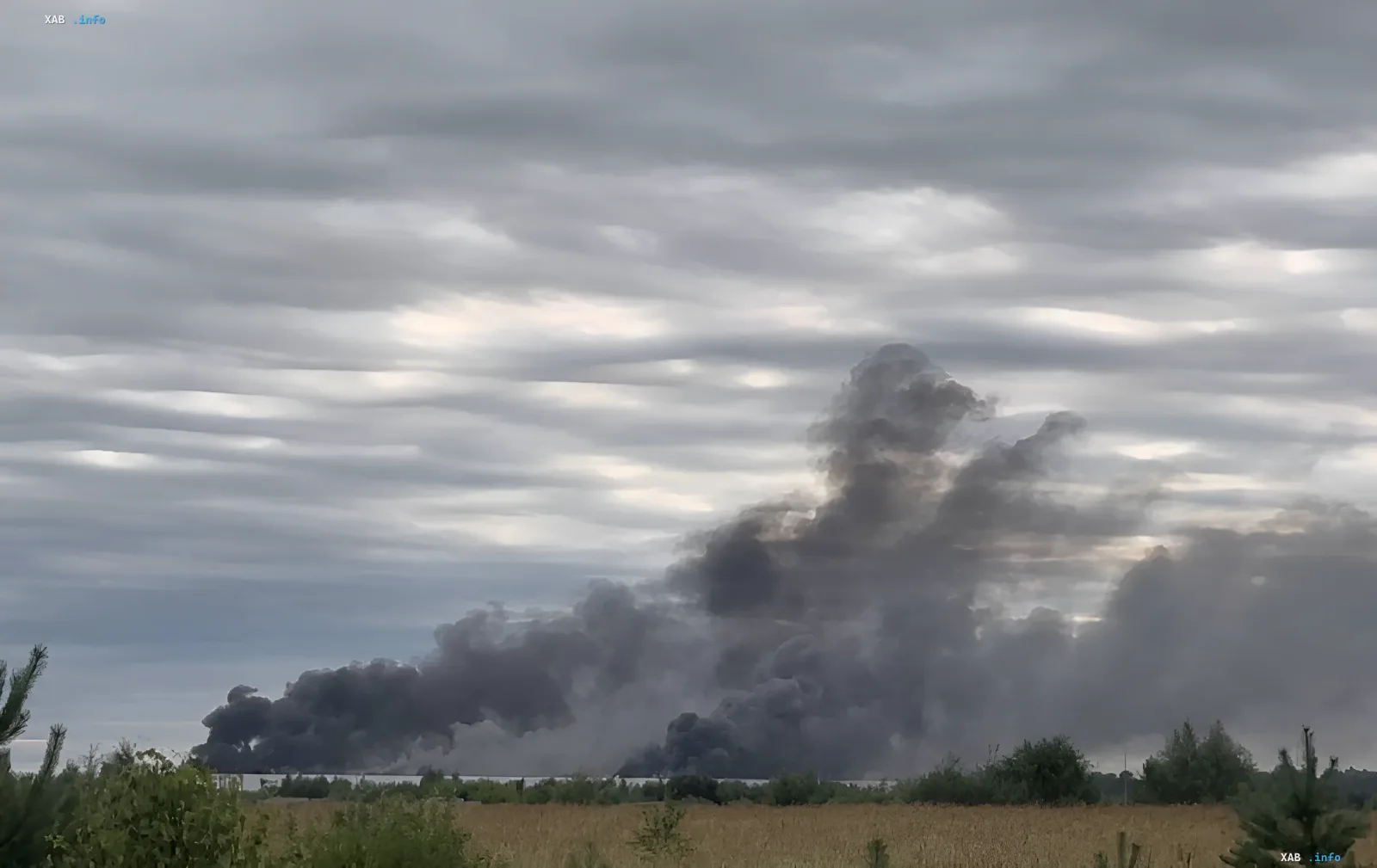Riesige schwarze Rauchwolke steigt über der Wladimirer Region auf, nachdem ukrainische Drohnen das Logistikzentrum von Wildberries angegriffen haben
