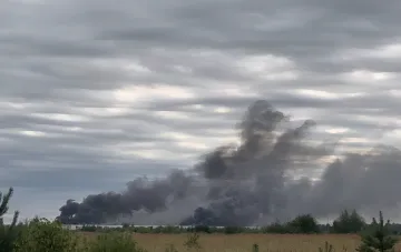 Riesige schwarze Rauchwolke steigt über der Wladimirer Region auf, nachdem ukrainische Drohnen das Logistikzentrum von Wildberries angegriffen haben