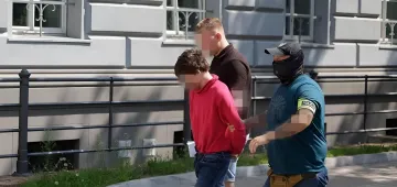 Украинца арестовали в центре Вроцлава за покушение на убийство с ножом — полиция сопровождает подозреваемого