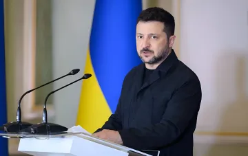 Президент Украины Владимир Зеленский выступает с речью на фоне украинского флага, анонсируя проект FREYJA по созданию системы антибаллистической коалиции