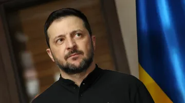 Ukrainischer Präsident Wolodymyr Selenskyj vor der ukrainischen Flagge – im Kontext der massiven diplomatischen Personaländerungen und des Ersatzes des UNESCO-Vertreters