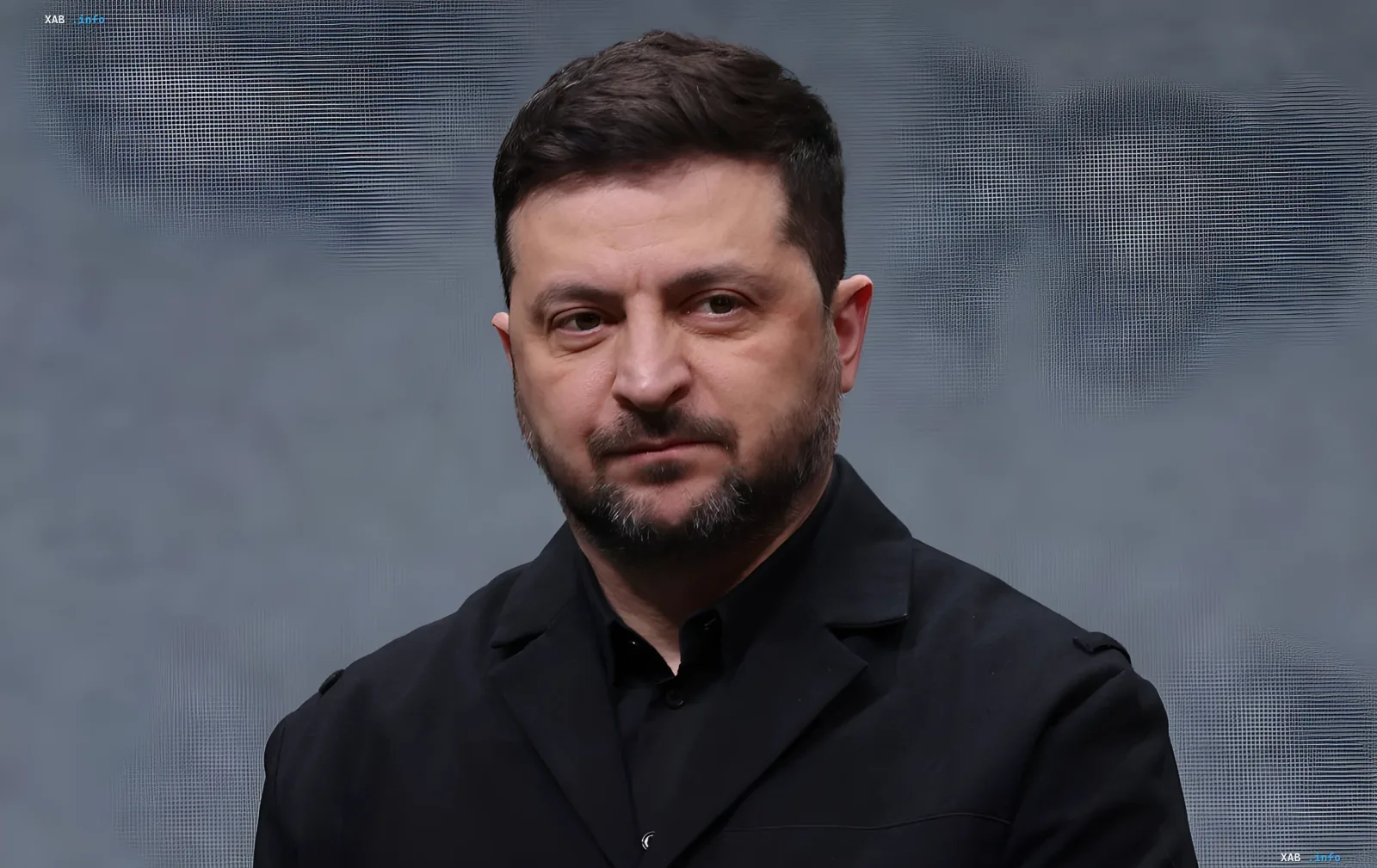 Президент Украины Владимир Зеленский в черном костюме на фоне экрана, обсуждает дипломатическую стратегию против союза России и Китая