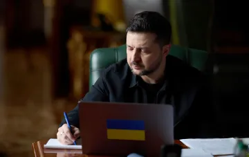 Президент Украины Владимир Зеленский подписывает документы о введении санкций против российских компаний ВПК