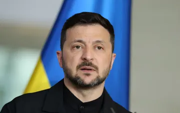 Ukrainischer Präsident Wolodymyr Selenskyj vor der ukrainischen Flagge, kündigt neue Raketenprojekte mit den USA und Lokalisierung der Waffenproduktion an.