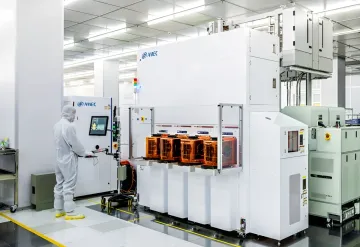 Mitarbeiter in Schutzkleidung bedient AMEC-Lithografiegeräte in einer hochtechnologischen Produktionsanlage in China