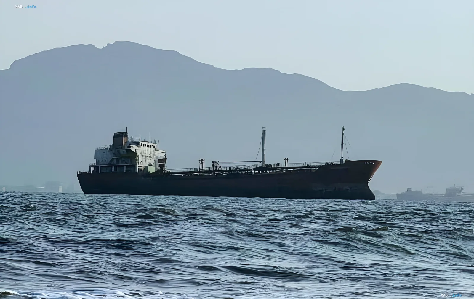 Индийское грузовое судно в Красном море у берегов Йемена после атаки хуситов — все моряки спасены