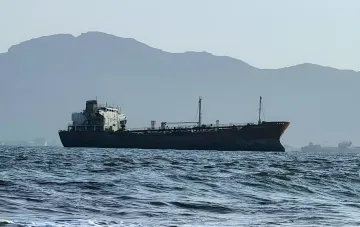 Индийское грузовое судно в Красном море у берегов Йемена после атаки хуситов — все моряки спасены