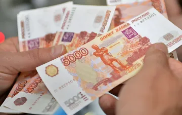 Russian rubles in hands: symbol of financial collapse of the only TV manufacturer in Russia
