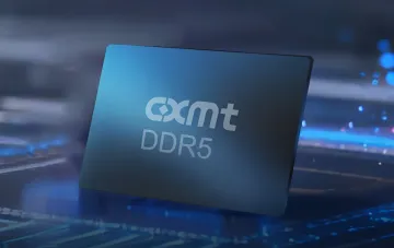 Чип памяти DDR5 от CXMT на фоне цифровых схем, символизирующий расширение производства и технологический прорыв компании