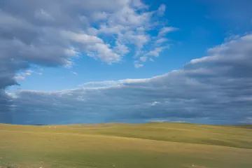 Weite mongolische Steppen unter einem dramatischen Himmel — der perfekte Standort für DeepSeeks zukünftiges Rechenzentrum