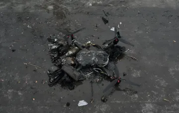 Обгоревшие остатки FPV-дрона после атаки в Херсоне — символ системного дрон-террора против гражданских