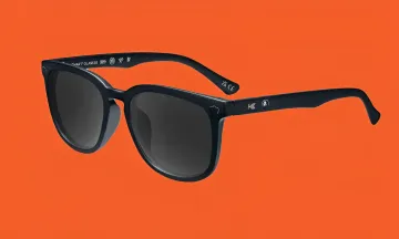 Черные солнцезащитные очки DuckDuckGo с надписью 'SMART GLASSES' на дужке — сатира на умные очки с ИИ