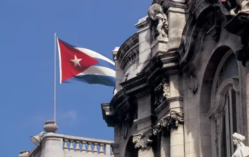 Kubanische Flagge weht vor einem historischen Gebäude nach einem massiven Stromausfall