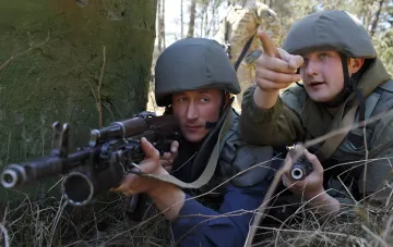 Ukrainische Soldaten im Wald auf der Kupjansk-Richtung: einer zielt mit einem Gewehr, der andere zeigt die Richtung – Illustration zu Gegenangriffen und Vorrücken