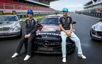 Пилоты Mercedes-AMG F1 Кими Антонелли и Джордж Расселл сидят на капоте нового Safety Car AMG GT, подводя итоги успешного сезона перед летним перерывом