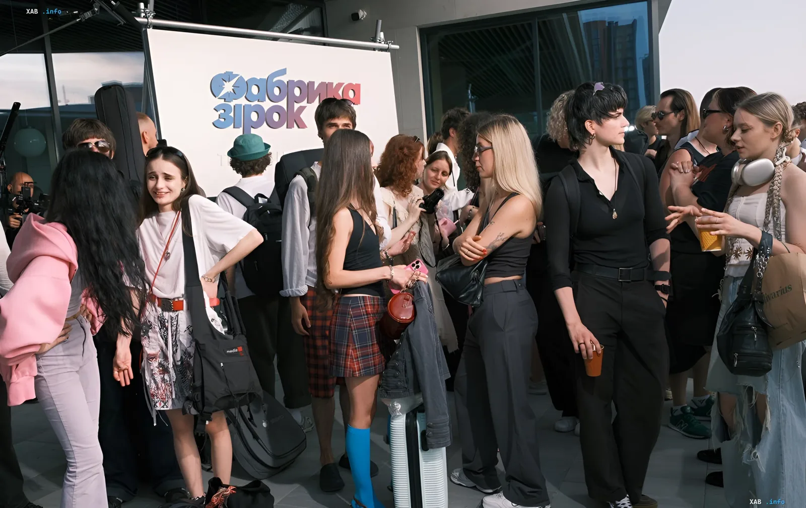 Участники и фанаты на отборе новой «Фабрики зірок» в Киеве