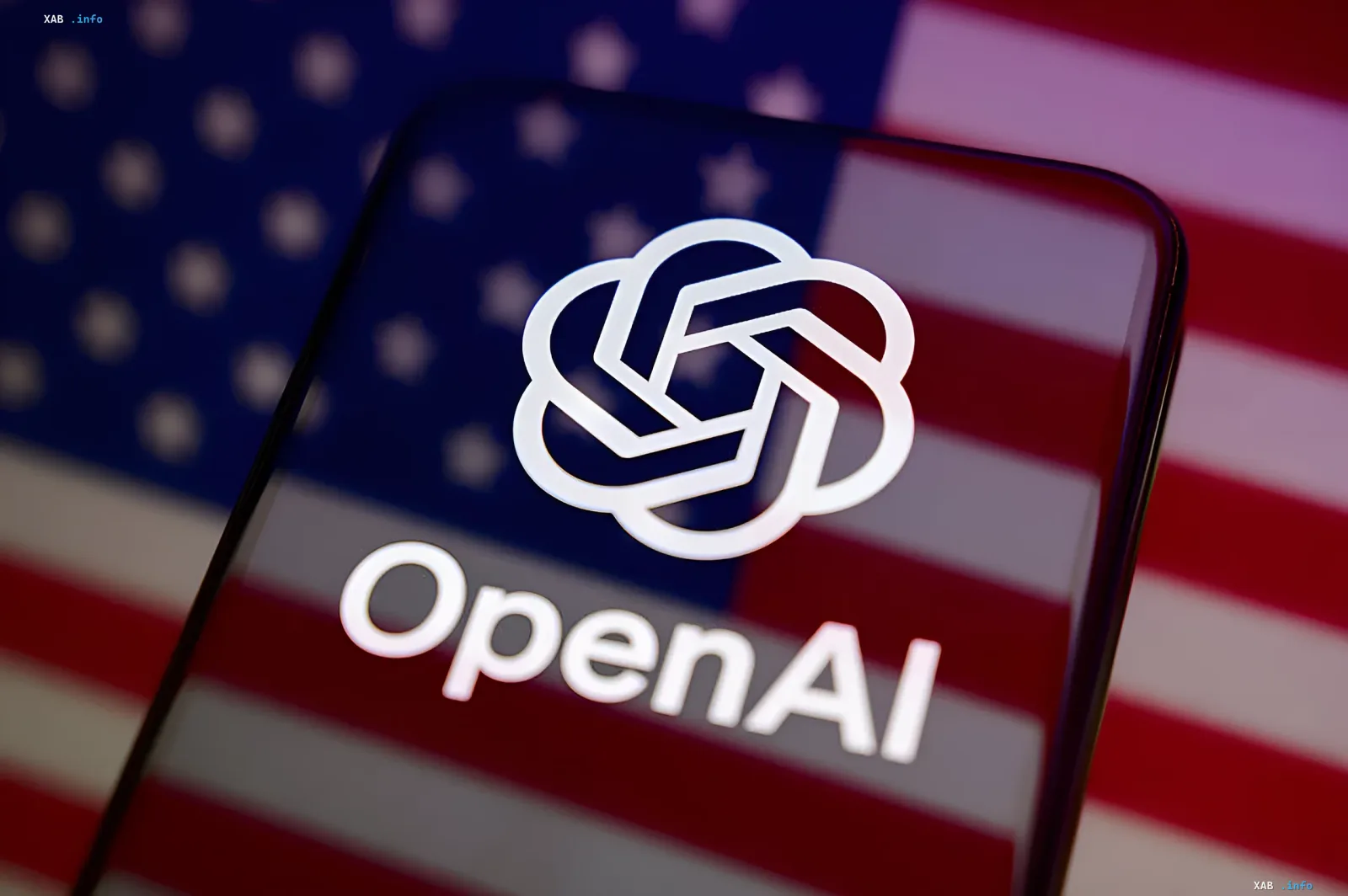 OpenAI-Logo auf einem Smartphone-Bildschirm mit der US-Flagge im Hintergrund, das den Einfluss des Unternehmens auf den US-Kongress und das KI-Budget symbolisiert.